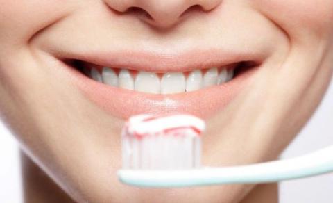 Hukum Gosok Gigi dengan Pasta bagi Orang Berpuasa