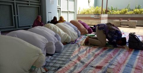 BMI Hong Kong Shalat di Taman Victoria