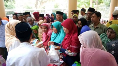Lembaga Sosial Pesantren Tebuireng Bagikan Ratusan Paket Ramadhan