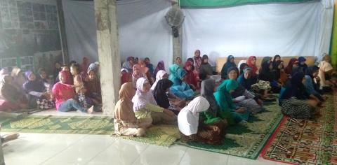Pesantren Ulul Albab Yogyakarta Beri Santunan Warga Sekitar