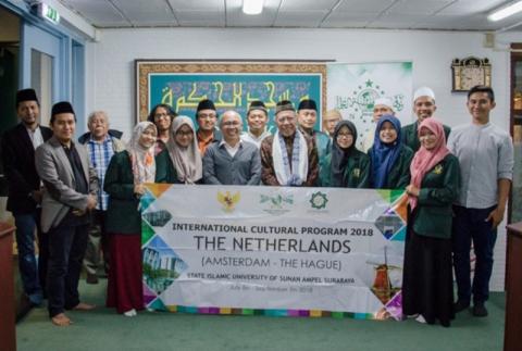 KKN Dua Bulan, Mahasiswa UINSA Promosikan Islam Nusantara di Belanda
