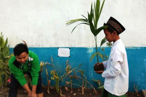 Simbol Rawat NKRI, Pesantren di Bali Tanam Pohon