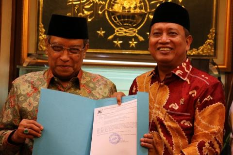 Menristekdikti Serahkan SK Pendirian UNU Gorontalo