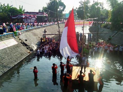 Komunitas Santri Jogo Kali dan Warga Jombang Bersihkan Sungai