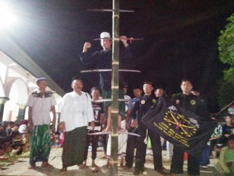Di Jember, Takbiran Dimeriahkan Atraksi Panjat Pedang