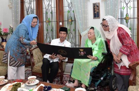 Presiden Jokowi Silaturahim ke Kediaman Ibu Sinta Nuriyah