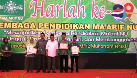 Kepala dan Guru  MA Ma'arif NU 1 Cilongok Raih Predikat Terbaik