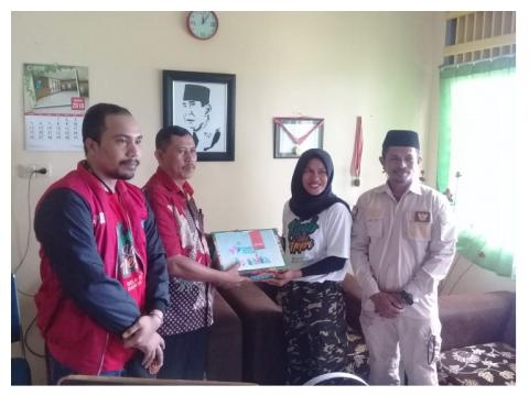 Di Maluku Tengah Tim Kirab Satu Negeri Serahkan Bantuan Buku Bacaan untuk Sekolah-sekolah