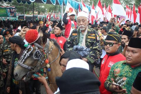 Abuya Muhtadi Sambut Kirab Satu Negeri sambil Tunggangi Kuda