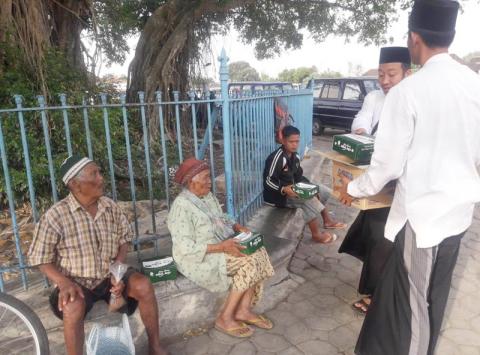 LDNU Sukoharjo Berbagi Nasi Bungkus di Apel Akbar Santri