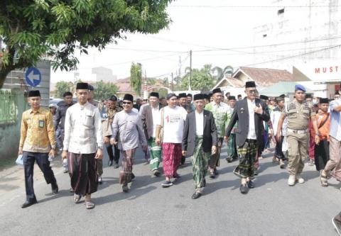 Kemeriahan Apel Hari Santri dan Kirab Jalan Sehat Sarungan di Pringsewu