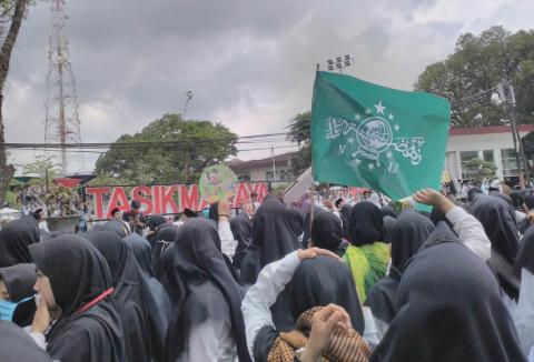 Setelah Apel, Para Santri Jalan Kaki ke Taman Kota Tasikmalaya