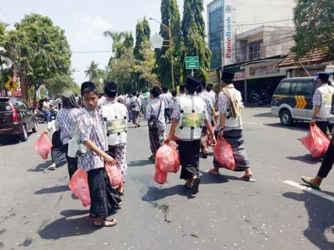 Kirab Santri di Jombang, Siswa Ini Pungut Sampah