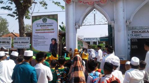 Jalan Santai Bersarung Meriahkan Hari Santri di Bangkalan