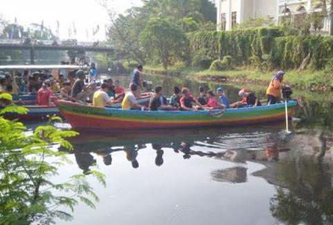 Ratusan Santri Pekalongan Bersih-bersih Kali Loji