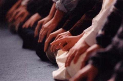 Hukum Makmum Membarengi Gerakan Imam dalam Shalat
