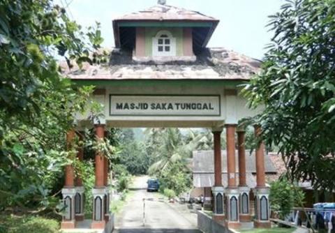 Mengulas Nilai-nilai Ritual Penjaroan Rajab di Masjid Saka Tunggal Banyumas