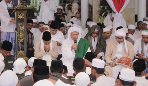 Habib Luthfi Pimpin Baca Fatihah pada Peringatan Maulid di Pekalongan