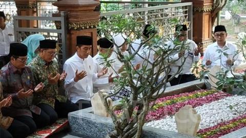 President pays visit to grave of Gus Dur