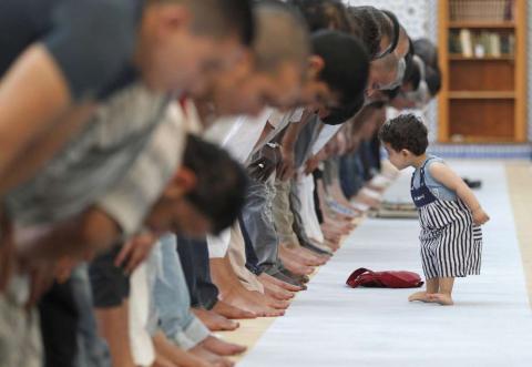 Apakah Posisi Anak-anak di Shaf Pertama Hilangkan Keutamaan Shalat Jamaah?