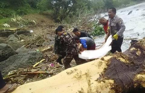 Banser members help evacuate tsunami victims