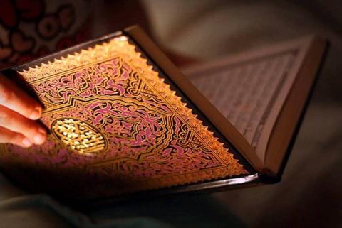 Hukum Menangis dan Pura-pura Menangis saat Membaca Al-Quran