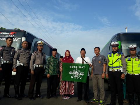 Lepas Rombongan Muslimat NU, Bupati Pringsewu: Laa Haula wala Quwwata Illa Billah