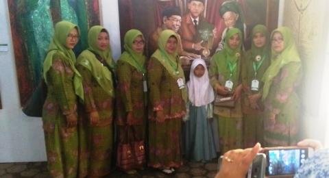 Menunggu Jokowi, Emak-emak Pilih Foto di Galeri Lukisan