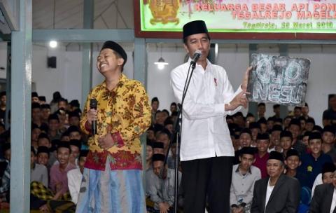 Saat Presiden Mendengarkan Pesan Santri