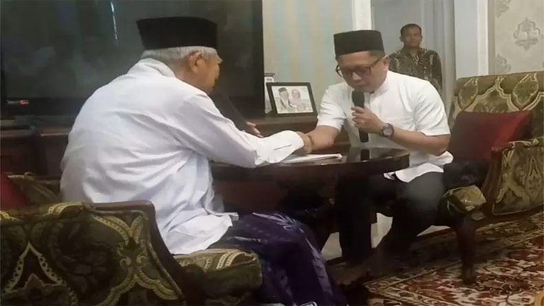 Kiai Ma&#039;ruf Amin Bimbing Syahadat Presenter Tio Nugroho