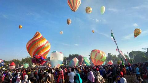 Puluhan Balon Udara Hiasi Tutup Syawal di Ponorogo