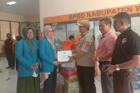 Rektor UIM Salurkan Bantuan untuk Korban Banjir di Wajo