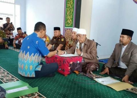 Rais Syuriyah PCNU Sampang Pimpin Kepala BPBD Masuk Islam