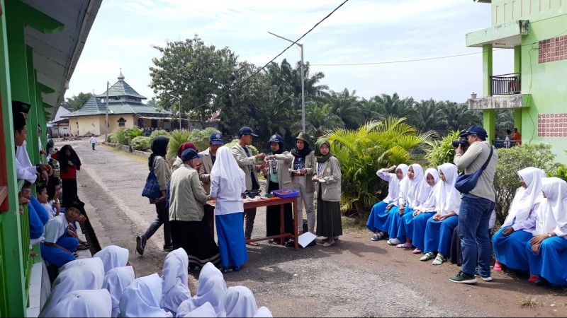 KKN UGM Kenalkan Sains Terapan di Madrasah 
