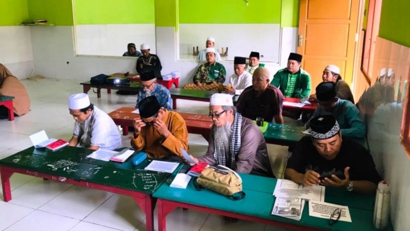 Dua Kakek di Mimika Ini Masih Semangat Belajar Membaca Al-Qur’an