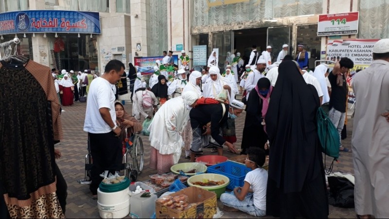Pasar  Pagi Dadakan, Obat Kangen Jemaah Haji Nikmati Masakan Indonesia