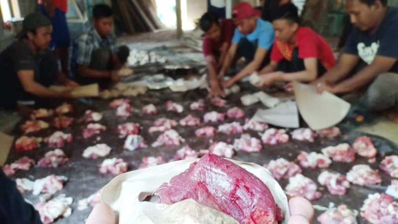 Ikuti Arahan PBNU, NU Maron Purworejo Bungkus Daging Kurban dengan Kertas