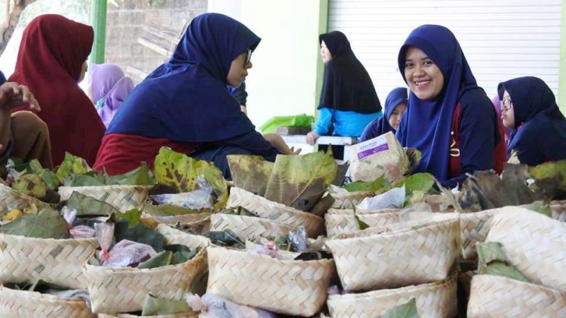 Kurangi Sampah Plastik, Roushon Fikr Jombang Bungkus Daging Kurban dengan Besek