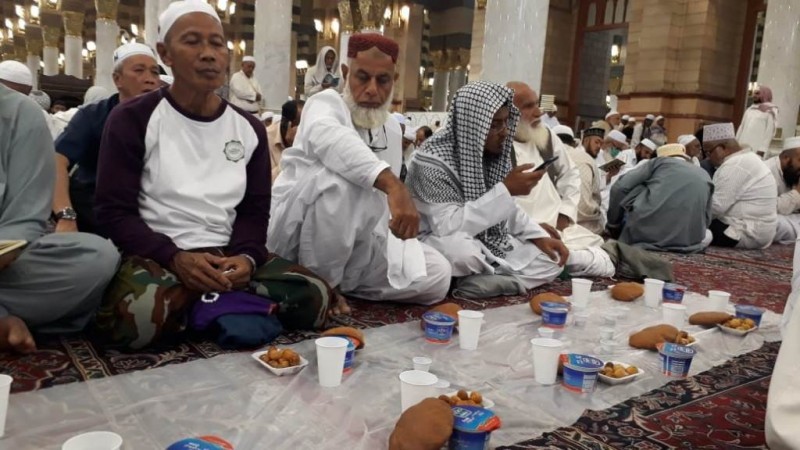 Menikmati Laban dan Roti Tamis dalam Tradisi Fatrah di Masjid Nabawi