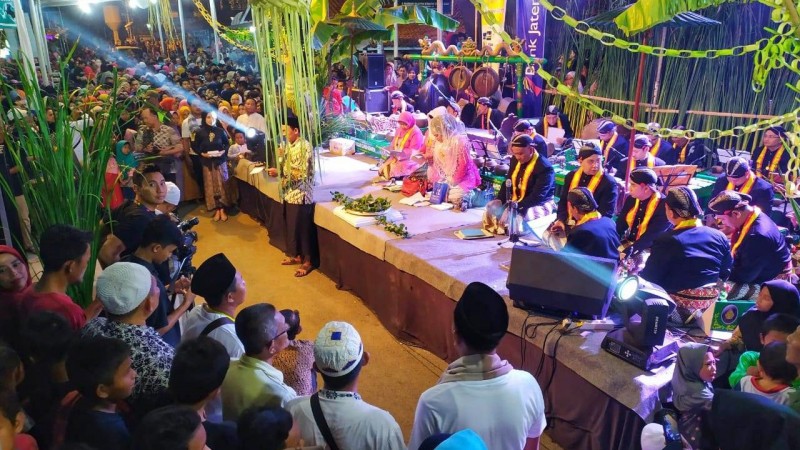 Festival Bubur Suro Pekalongan, Ribuan Warga Ikut Menikmatinya Gratis
