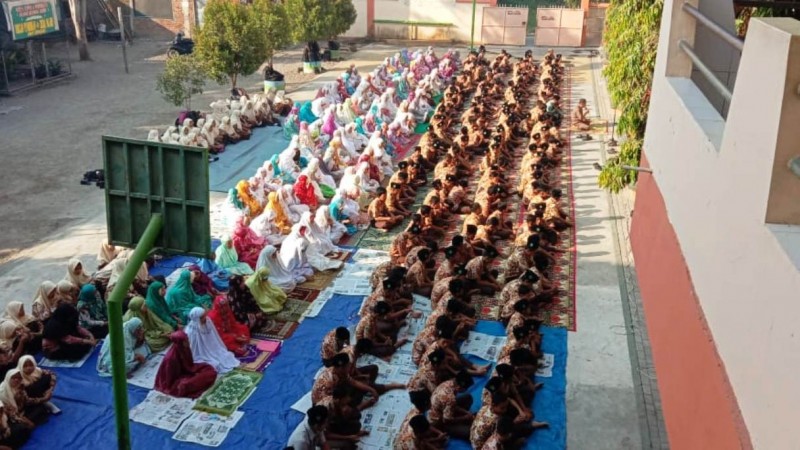 Ratusan Pelajar di Sidoarjo Gelar Tahlil dan Doa untuk BJ Habibie 