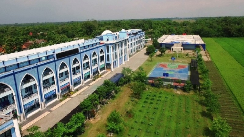 BJ Habibie dan Sekolah Unggulan di Pesantren Darul Ulum Jombang