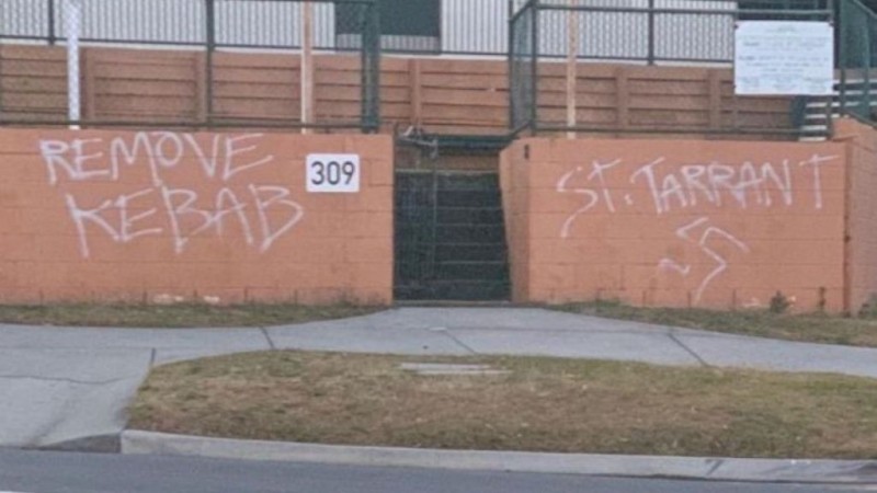 Vandalisme di Masjid Brisbane, Dicorat-coret Lambang Nazi