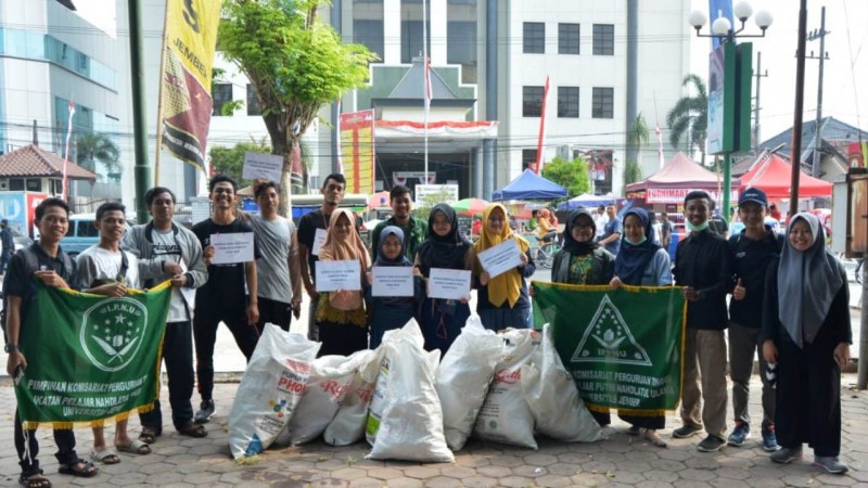 Aksi IPNU-IPPNU Unej Gelar Pungut Sampah di Alun-alun