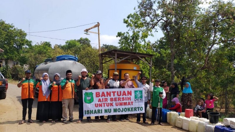 Kemarau Panjang, Ishari NU Mojokerto Kirim Air Bersih untuk Warga 