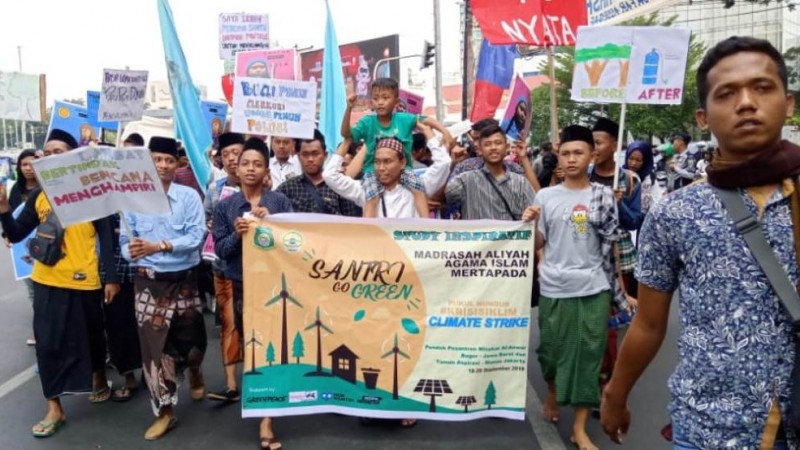 Ratusan Santri Patwa Cirebon Ramaikan Pawai &#039;Selamatkan Bumi dari Krisis Iklim&#039;