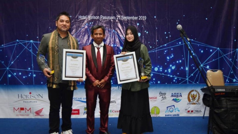 Veve Zulfikar dan Ayahnya Raih Penghargaan dari Media Online