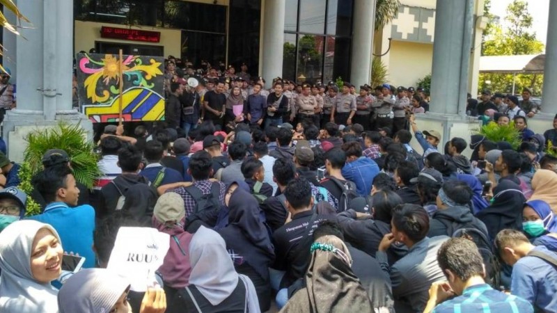 Tuntut Perppu KPK, Latunan Shalawat Warnai Demo Mahasiswa Jember