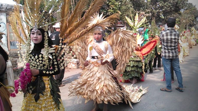 Sambut Hari Santri, SDNU di Jember Gelar Creative Carnaval