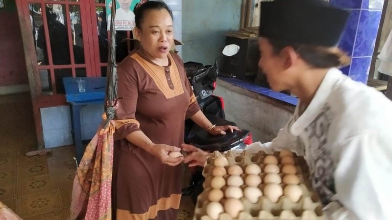 Santri Rawalini Tangerang Berbagi Telur untuk Warga